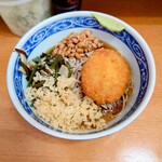 加賀 - ■ 冷 納豆 (山菜・あげ玉入り) そば・うどん、650円
      ■ 牛肉コロッケ、150円