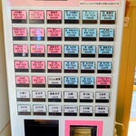 加賀 - 玄関入ってすぐ左の券売機で発券。受注 & 受取りカウンターで"そば" or "うどん"の希望を伝えます。
