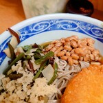 加賀 - 具沢山の"納豆そば"。