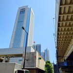 加賀 - お店の前から見た、新宿駅方向。