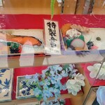 蒲田鳥久 本店 - ショーケースの一部｡鮭弁当と特製弁当｡