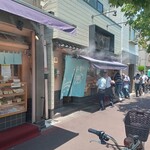 蒲田鳥久 本店 - 手前が惣菜販売の「からたつ」､弁当は奥のお店で販売｡