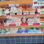蒲田鳥久 - からたつのショーケース一部｡早々に売切れているのは鶏のメンチカツ(上段)､鶏皮とじゃが芋を甘辛く煮付けたじゃが煮(２段目右端)