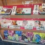 蒲田鳥久 - ショーケースの一部｡きじ焼き弁当､ハンバーグ弁当､あともう1種類､3種の弁当が売切れ｡11時30分頃。