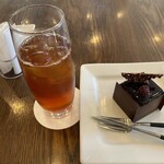 イートインにて、アールグレイ紅茶とシュープリーム