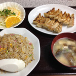 中華料理ニイハオ - 餃子と炒飯セット。