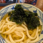 丸亀製麺 - 温かいかけうどん。わかめトッピングありがたいです