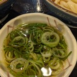 丸亀製麺 - かけ出汁にネギ