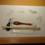 割烹久之浜 - テーブル上はこんな感じ☆箸置きは茄子ですが、このほかにも人参などがあり、見て楽しめます♪