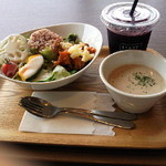 アトリエ - ワンプレートスープセットとぶどうジュース