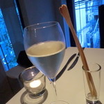 カンブーザ - 白ワインとグリッシーニ