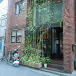 カンブーザ - 蔦の絡まる外観