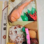 蒲田鳥久 - 鮭弁当､別の角度から。じゃがいもと筍､両方入っているのが嬉しい｡