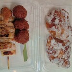 蒲田鳥久 - からたつでテイクアウトした惣菜。(左から焼鳥塩焼､つくね､唐揚げ2個)