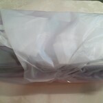 蒲田鳥久 - 買った弁当はヅレないようにキッチリ包装。