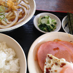 裏飯屋 菊や食堂 - 日替り定食(ハムエッグ＋うどん付)