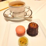 レストランひらまつ - 珈琲とお菓子（キウイのゼリー、マカロン、カヌレ）