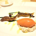 305160739 - 季節の小前菜（稚鮎のフリット、完熟トマトのソルベ）。稚鮎が清流を泳いでいるような盛り付けが素敵。