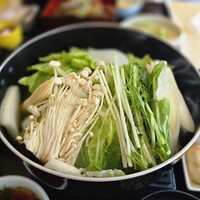 江戸前肉割烹 宮下 - 鍋に野菜類はセットされています