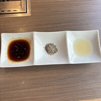 熟成焼肉 マルニク - タレ、塩胡椒、レモン