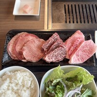 熟成焼肉 マルニク - 左から牛タン、赤身サガリ、A5ランクカルビ