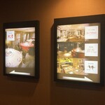 フランス料理　レ・セレブリテ - ホテル日航大阪３階レストランフロアの矢印案内板