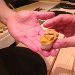 寿しの吉乃 - 雲丹は手渡しで