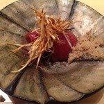 寿しの吉乃 - 鮪と揚げエシャロットを岩塩でいただきます