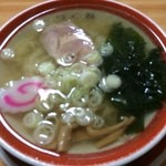 行世軒 - 新しい佐野ラーメン⁉︎
            醤油とゆうより塩に近いかな。
            麺は不揃いはピロピロ^_^
            チャーシューホロホロ^_^
            なんか新しい旨さ❗️
            美味しかったです。