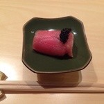 寿しの吉乃 - 鶉玉子の鮪赤身包み、キャビアを添えて