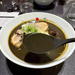 Japanese Soba Noodles 蔦 - 動物系、貝出汁、節系のトリプルスープに、スペイン産イカ墨とイタリアントマトを練り込んだネロペーストが芳醇な香りとコクを添えます