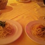 Trattoria Mezzanino - パルミジャーノ・レッジャーノの器で和えたスパゲッティ　メッツァニィノ風とサルディーニャ産　カラスミを添えた青唐辛子のペペロンチーニスパゲッティ