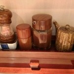 浅草 牛かつ - 左から、岩塩・爪楊枝・ソース・醤油