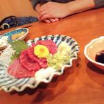 あっちゃん - 馬刺し! 肉の美味しさはもちろん、薬味とタレも美味しい。