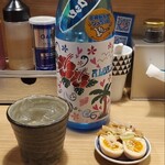 煮干そば 流。 - 前割り焼酎、おつまみ味玉