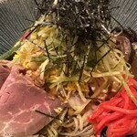 人力俥 - たっぷりのきゅうりと刻み海苔が旨い！分厚いローストビーフが絶妙！