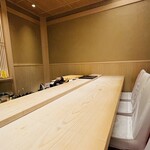 銀座 すし傳 - 内観　清潔感のあるカウンター席