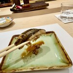 銀座 すし傳 - あなごすし　持ち上げいます