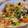居酒屋  茶飯事 - ①ベーコンと温泉玉子のシーザーサラダ(税込730円)
カリカリベーコン&赤縮緬萵苣&水菜&蕃加&人参&胡瓜&かいわれ大根&揚げ玉葱
あれ温泉玉子は？