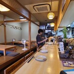 居酒屋  茶飯事 - 店内はクリーム色の天井、淡い鴬色の壁&木板張り壁、木板張り床、シンプルで飾りは無く落ち着いた空間、BGMはJAZZ&TV音声
L字カウンター10席、小上がりに掘炬燵式座テーブル5席×3卓の合計25席