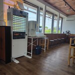 春日遅遅 - 券売機と奥は待ち席