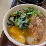 すき家 - ご飯に鰹節、オクラと温玉載せました