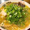 ラーメン十五屋 - ラーメン(税込880円)
トッピングは叉焼&木耳&モヤシ&山盛りの刻み青葱
スープは豚骨醤油ですが豚骨に加え貝柱&焼きアゴ&干しエビ&アタリメ等を約10時間も煮込んだ魚介系の旨みがしっかりある味わい