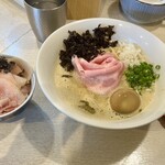 中華そば つぼみ - ばたーとにんにく少し欲しいって伝えたら小皿に出してもらえたわん！足りなかったらまた言ってくださいって言われたわん。素晴らしきわん！