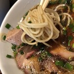 支那ソバ 小むろ - 麺と叉焼を一緒に