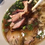 支那ソバ 小むろ - 刻み叉焼をつけ汁に浸す