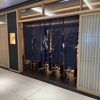 鮨麻布 - 白木と暖簾｡絶妙の透け感｡素敵な和の店構え｡