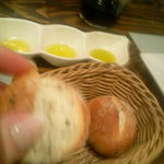 ダルマット 西麻布本店 - 自家製黒ゴマのパン　右に行くほど濃厚なオリーブオイル