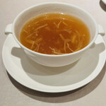中国飯店 富麗華 - 椎茸とアワビの細切り入りスープ
