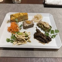 ON the TABLE CHINESE - 